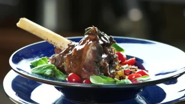 Lamb shank en ratatouille. — Stockvideo