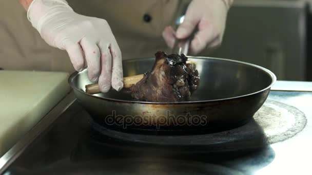 Stinco di agnello arrosto chef . — Video Stock