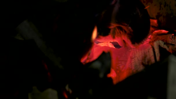 Brûlage du charbon de bois gros plan .