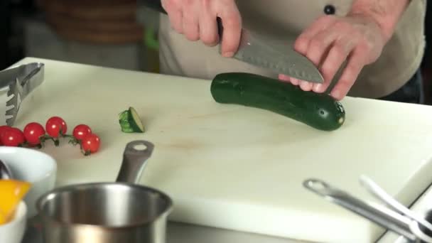 Hände des Küchenchefs schneiden Gemüse. — Stockvideo