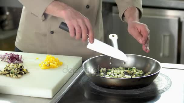 Mãos de chef preparando comida . — Vídeo de Stock