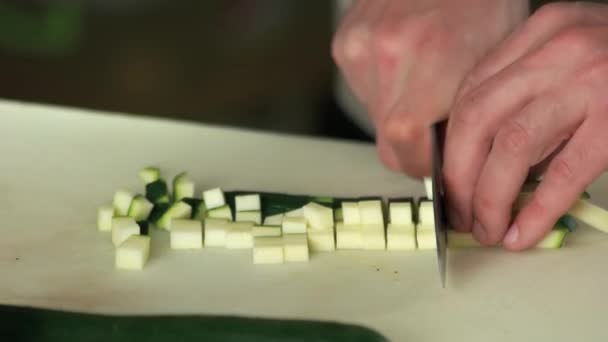 Hände schneiden Zucchini aus nächster Nähe. — Stockvideo