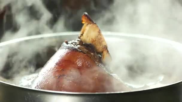 Bräserad pork shank. — Stockvideo