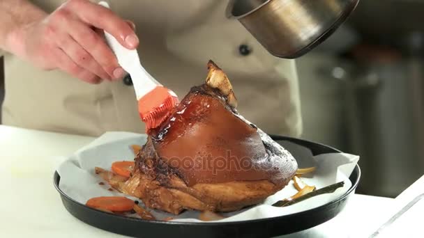 Chef usando cepillo de cocción, carne . — Vídeos de Stock