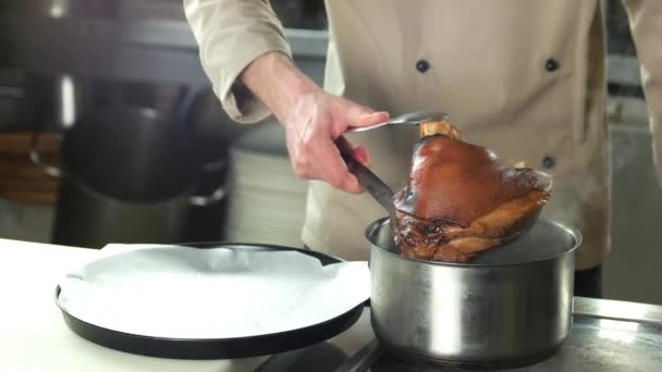 Chef-kok koken voedsel, gestoofd varkensvlees. — Stockvideo