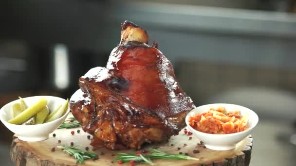 Geroosterd vlees op houten bord. — Stockvideo