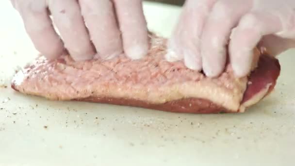 Ruwe pluimveevlees met kruiden. — Stockvideo