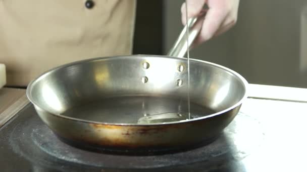 Oil pouring into frying pan. — Stock Video