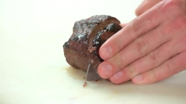 Mãos cortando bife de lombo . — Vídeo de Stock