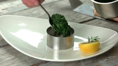 Pişmiş ıspanak yakın çekim.