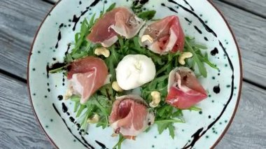 Burrata peynirli salata.