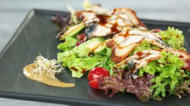 Yılan balığı salatası yakın çekim.