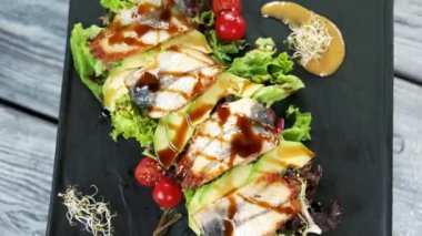 Salatası, füme yılan balığı ve marul.