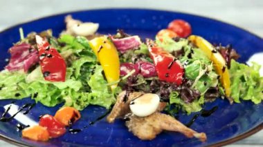 Kavrulmuş bıldırcın salatası.