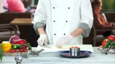 Şef Nisuaz salatası hazırlama.