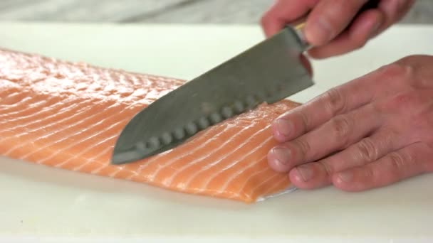 Manos cortando pescado . — Vídeo de stock