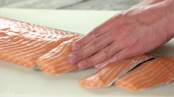 Mains coupant du saumon frais . — Video