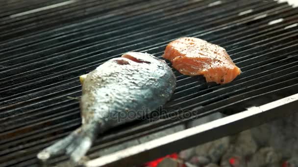 Pescado cocinado a la parrilla . — Vídeo de stock