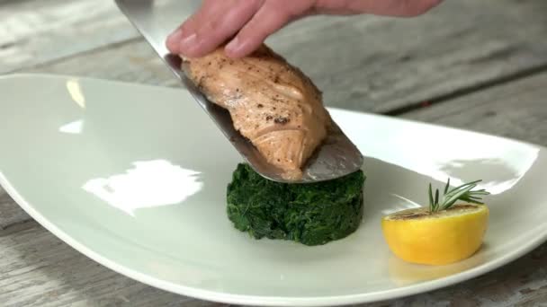 烤鲑鱼和菠菜鞑靼. — 图库视频影像