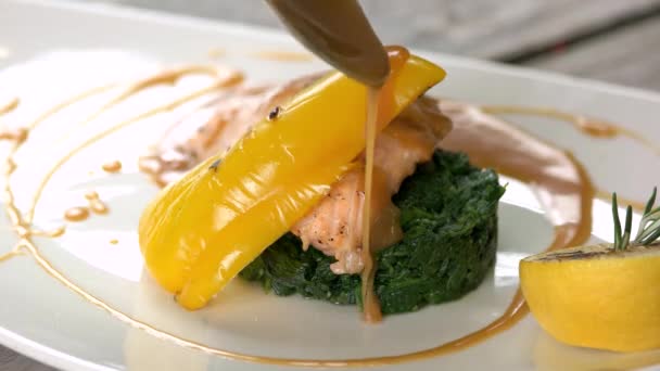 Жареная рыба, овощи и соус . — стоковое видео