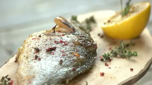 Grillad dorado närbild. — Stockvideo