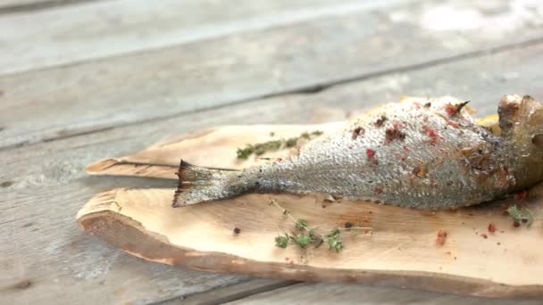 Смажена риба Дорадо . — стокове відео