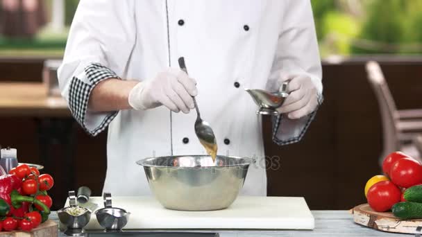 Chef-kok met lepel toe te voegen saus. — Stockvideo