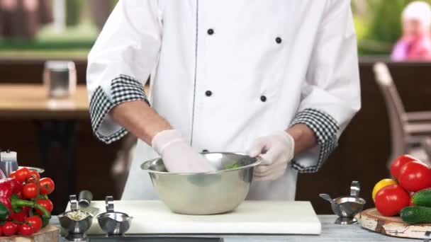 Salade voorbereiding in de keuken. — Stockvideo