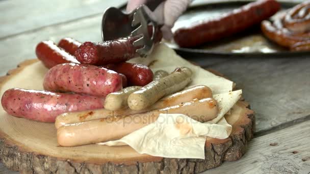 Saucisses grillées en gros plan. — Video