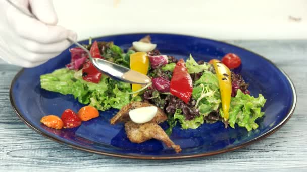 Chef adicionando molho, salada saborosa . — Vídeo de Stock