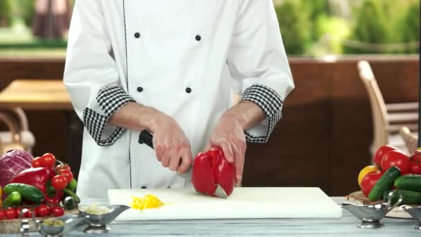 Koch schneidet roten Paprika. — Stockvideo
