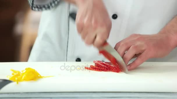 Handen snijden rode paprika. — Stockvideo