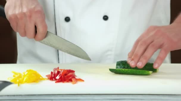 Ruce řezání okurka. — Stock video
