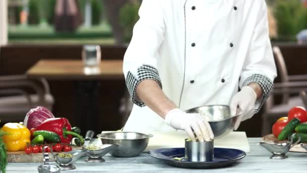 샐러드를 준비 하는 남자 요리사. — 비디오