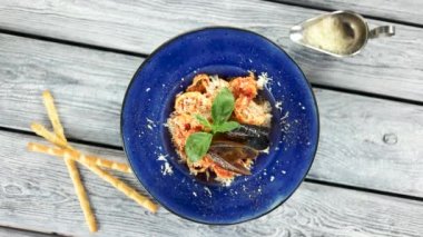 Makarna, parmesan peyniri ve deniz ürünleri.