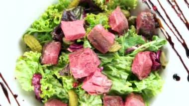 biftek salata yakın çekim.