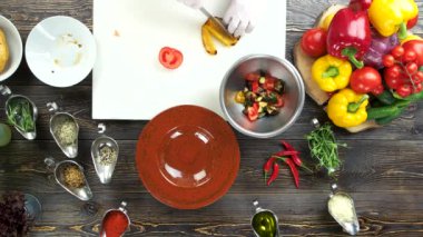 Ahşap masa, salata malzemeleri.