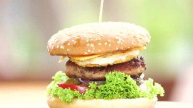 sığır eti burger peynirli.