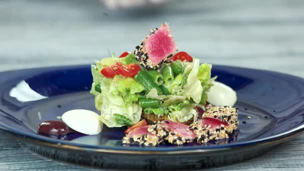 Salada Nicoise close up . — Vídeo de Stock