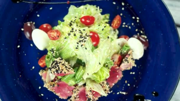 Nicoise salade bovenaanzicht. — Stockvideo