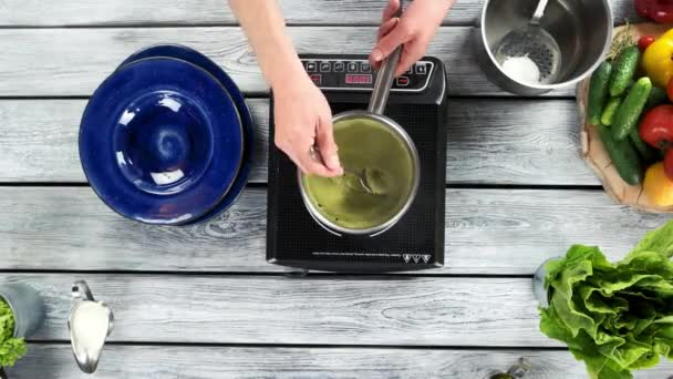 Hände kochen Suppe. — Stockvideo