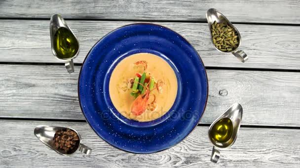Vegetable cream soup with crayfish. — Stock Video