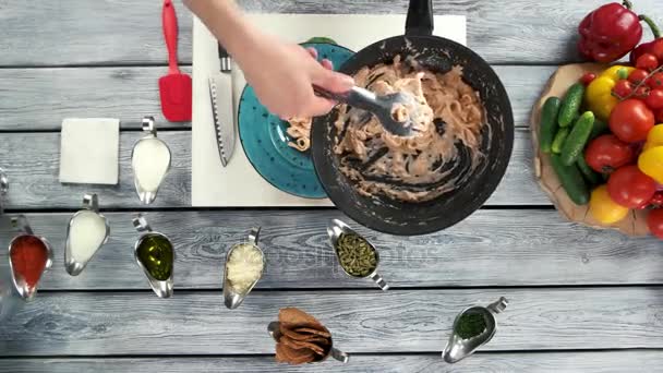 Main avec pinces préparant les pâtes . — Video