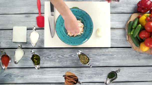 Ajouter du parmesan aux pâtes .