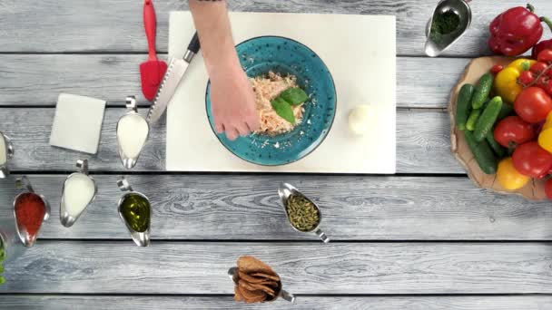 Hands of chef, pasta dish. — Stock Video