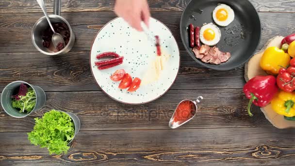 Kézi angol reggelit készít. — Stock videók