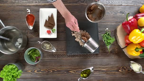 Mão preparando comida, mesa de cozinha . — Vídeo de Stock