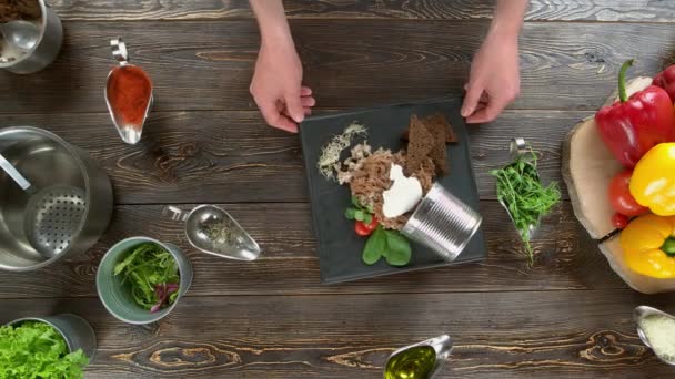 Zdravé jídlo na dřevěném stole. — Stock video