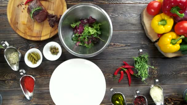 Mains déchirant les feuilles de laitue .