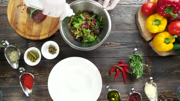 Hand Senf zum Salat hinzufügen. — Stockvideo
